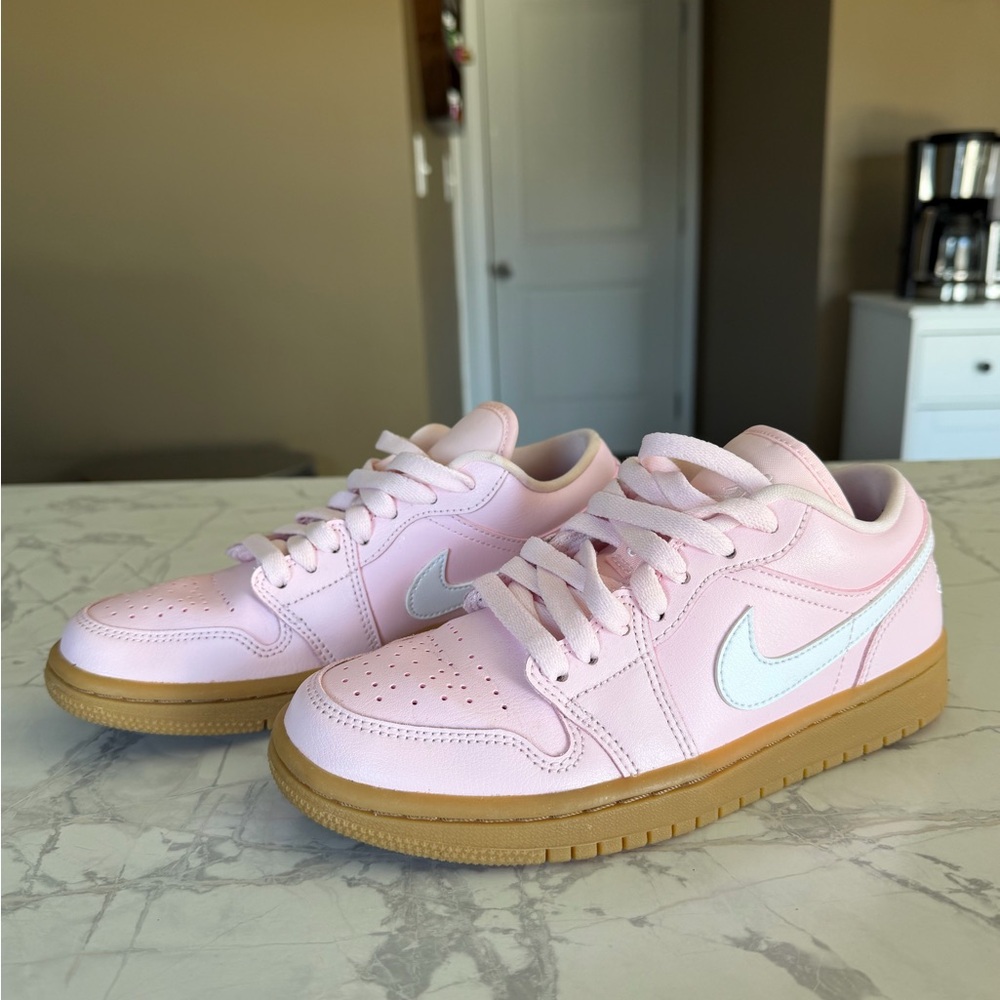 Jordan 1 Low Arctic Pink Gum Women’s Sneakers Size 6-Only Worn Once - Picture 2 of 8